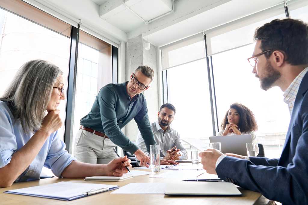 Como gerir programas generativos de IA – governação, educação, regulação