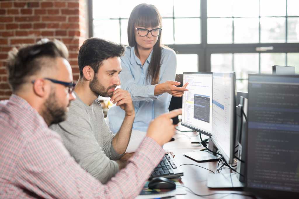 Varejo versus finanças: como as estratégias de codificação Genai divergem