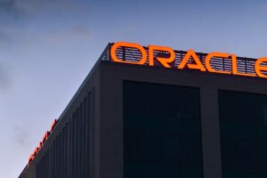 A Oracle corrigirá com mais frequência para combater a ameaça à segurança cibernética da IA