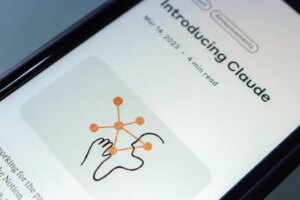 Claude Tag da Anthropic pretende transformar a IA do local de trabalho de um assistente pessoal em um companheiro de equipe