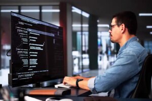 JetBrains busca unificar o desenvolvimento fragmentado de software baseado em IA com pacote de governança