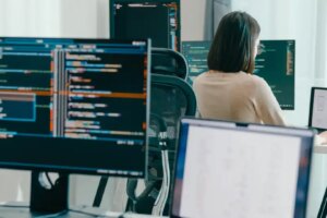 CrowdStrike identifica cinco novas ameaças de injeção imediata de IA