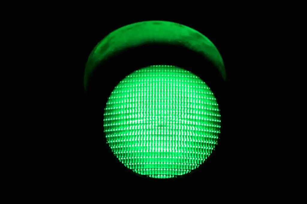 shutterstock 40663132 green traffic light on black background